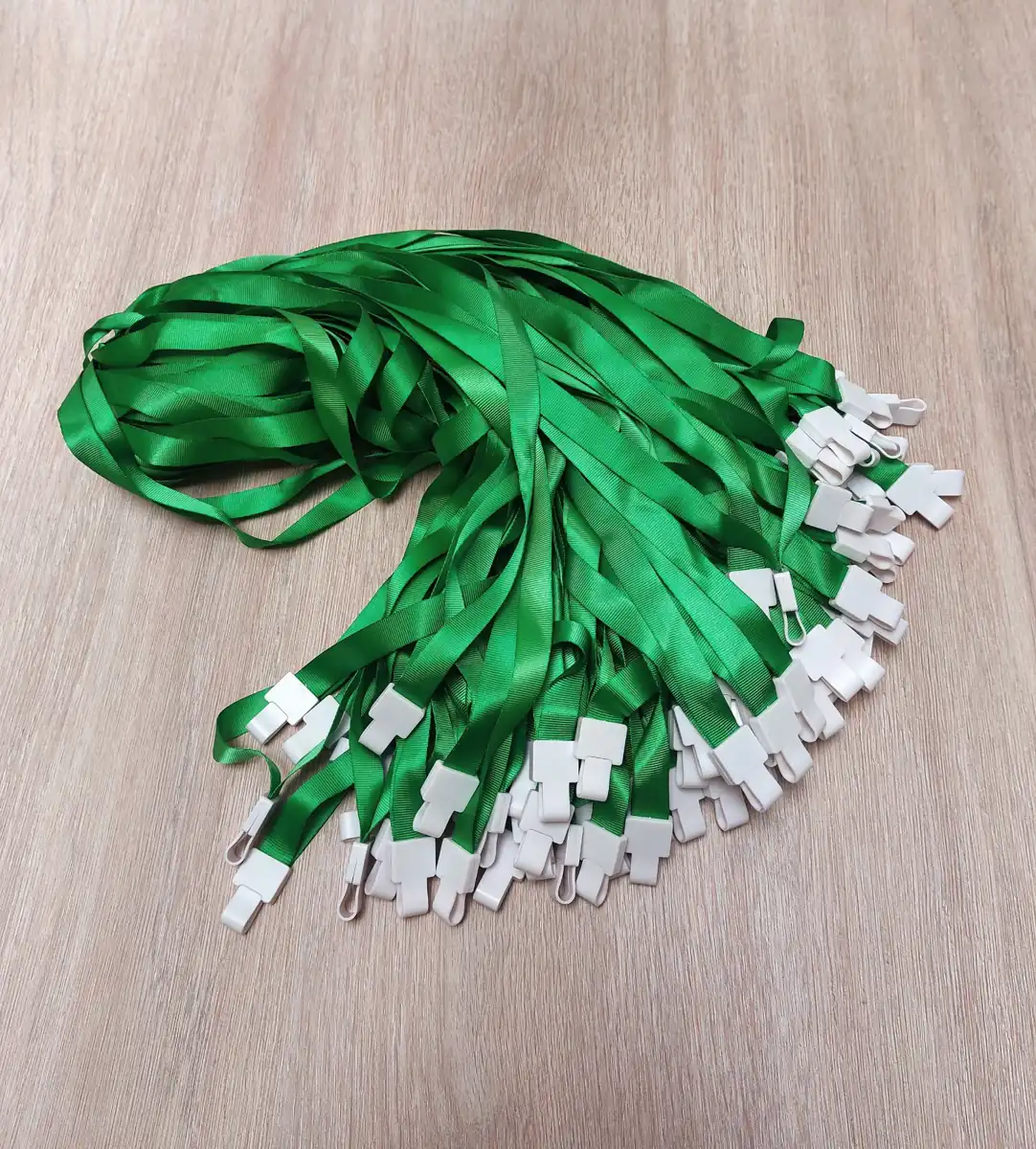 Lote de lanyards verdes con clip plástico, venta al por mayor en Ecuador