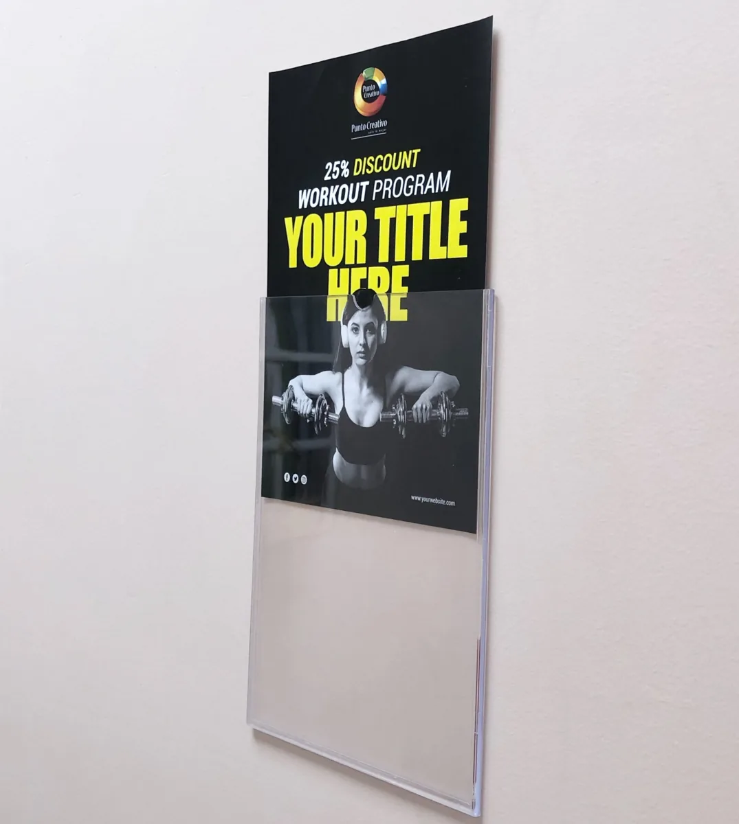 Hablador de pared acrílico A4 con afiche instalado