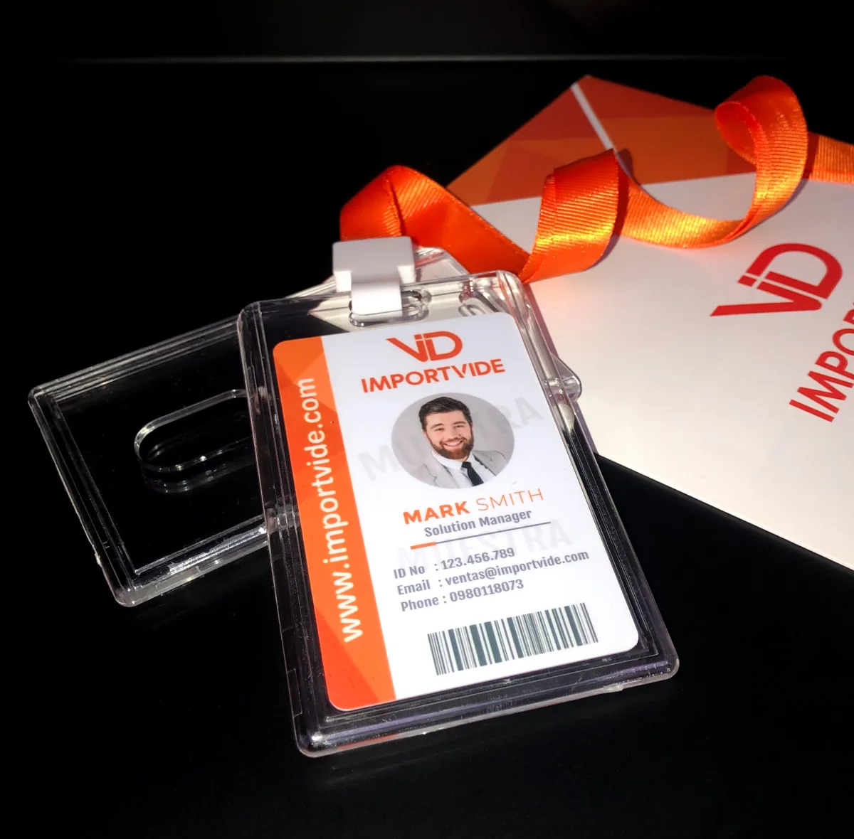 Portacredencial de acrílico transparente premium con carnet corporativo